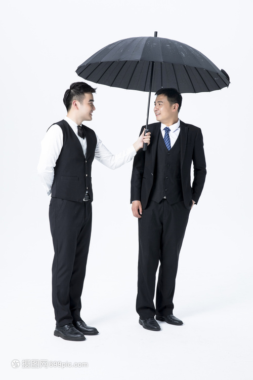 男性服务员服务打伞